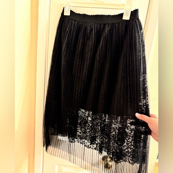 Forever 21 Midi black skirt. Size Medium - Picture 2 of 3